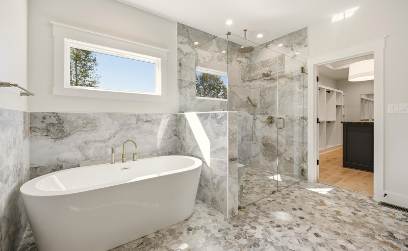 Primary suite with soaker tub